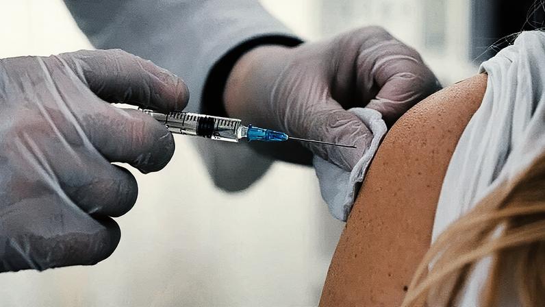 Foi identificado um novo benefício associado à vacina contra a herpes-zóster (Foto: Freepik)