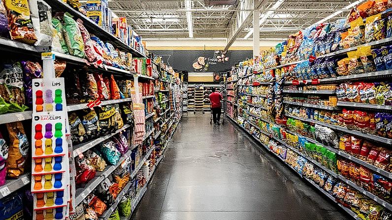 Cliente com carrinho de compras no corredor de lanches de uma loja Walmart em Florida City, Flórida, em 5 de agosto de 2025. (Foto: JC Milhet | AFP | Getty Images)