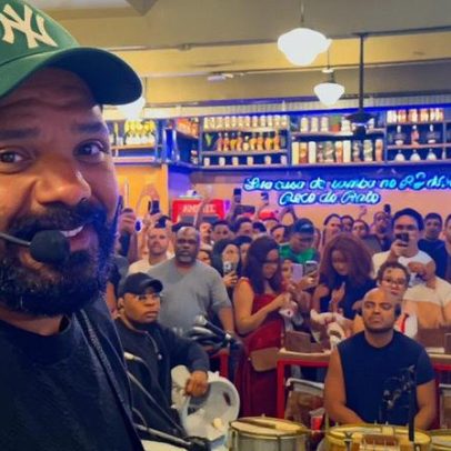 Arlindinho faz tributo emocionante ao pai em show após o velório