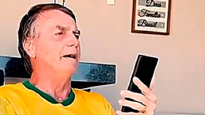 Jair Bolsonaro conversa com manifestantes que estavam na Avenida Paulista neste domingo, 3; vídeo foi postado por Flávio (Foto: @flaviobolsonaro via Instagram)
