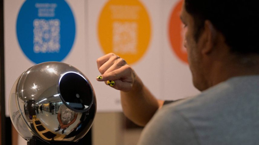 Um homem tem sua íris escaneada com uma Orb, um dispositivo de varredura de dados biométricos, em troca da criptomoeda Worldcoin em Buenos Aires. (Foto: Juan Mabromata/AFP)
