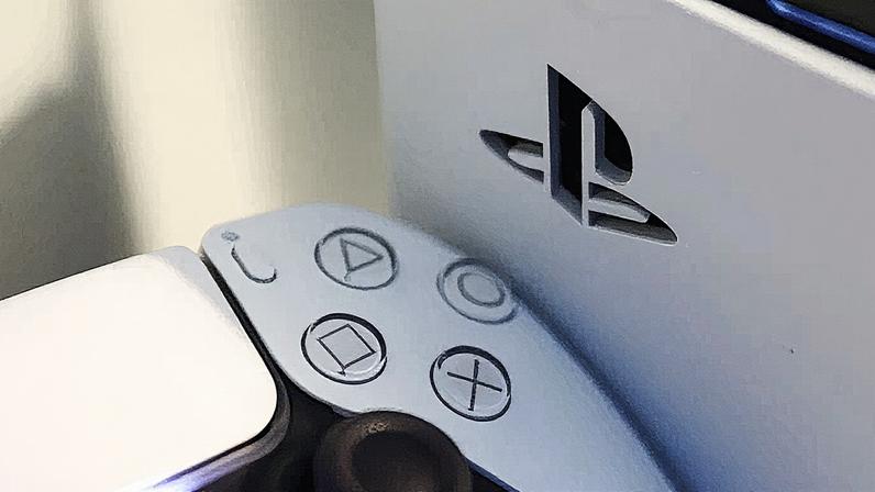 O controle DualSense do PlayStation e o console PlayStation 5. (Foto: Jakub Porzycki | Nurphoto | Getty Images)