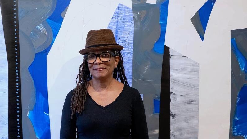 Nanette Carter em seu estúdio, 2024 (Foto: Adam Reich, Cortesia de Berry Campbell, Nova York)