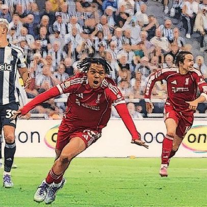 Liverpool vence Newcastle nos acréscimos e mantém 100% na Premier League