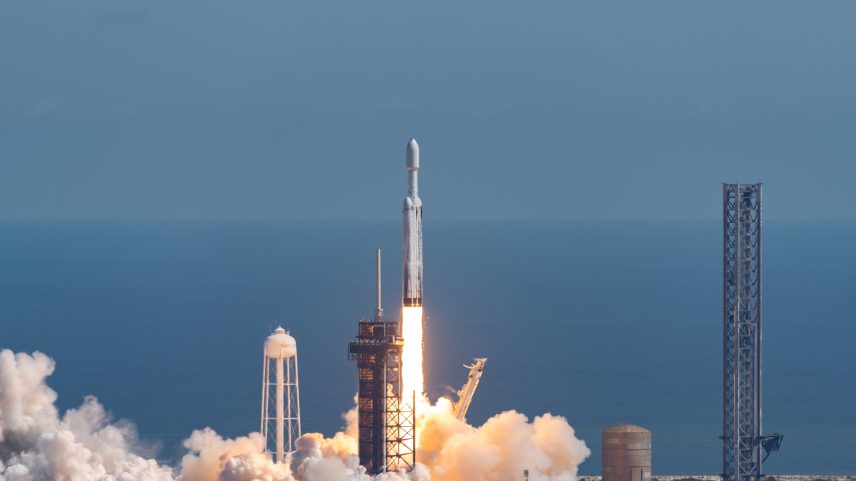 SpaceX's Falcon Heavy é visto do telhado do Edifício de Montagem de Veículos da NASA lançando a espaçonave Europa Clipper às 12:06 P.M. (Foto: Brandon Moser/Central Florida Public Media/Getty Images)