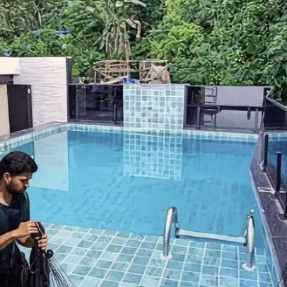 Tráfico exibe luxo com piscina e uísques raros em contraste com comunidades do Rio