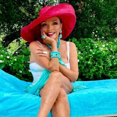 Joan Collins exibe beleza atemporal em maiô branco durante férias na França