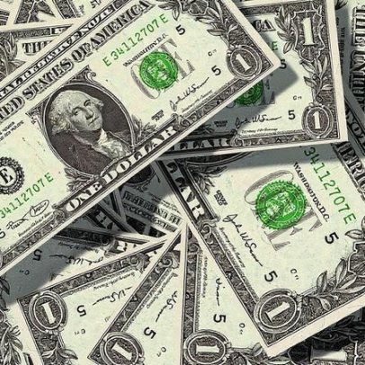 Dólar oscila: descubra os fatores que influenciam sua alta e baixa constantes
