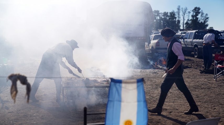 Trabalhadores preparam um churrasco tradicional em Armstrong, Santa Fé, Argentina. (Foto: Bloomberg)