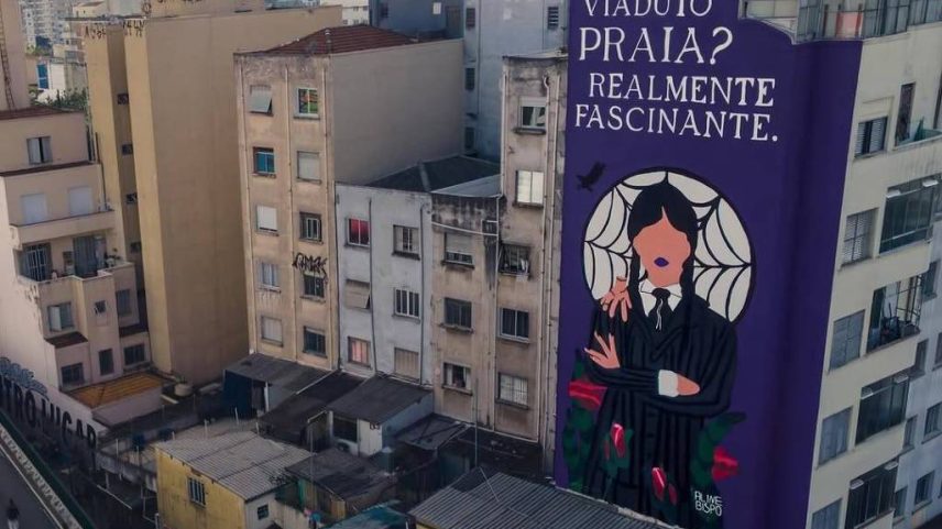 Grafite da série Wandinha em um prédio em São Paulo (SP), próximo ao Minhocão (Foto: Netflix Brasil/Instagram)