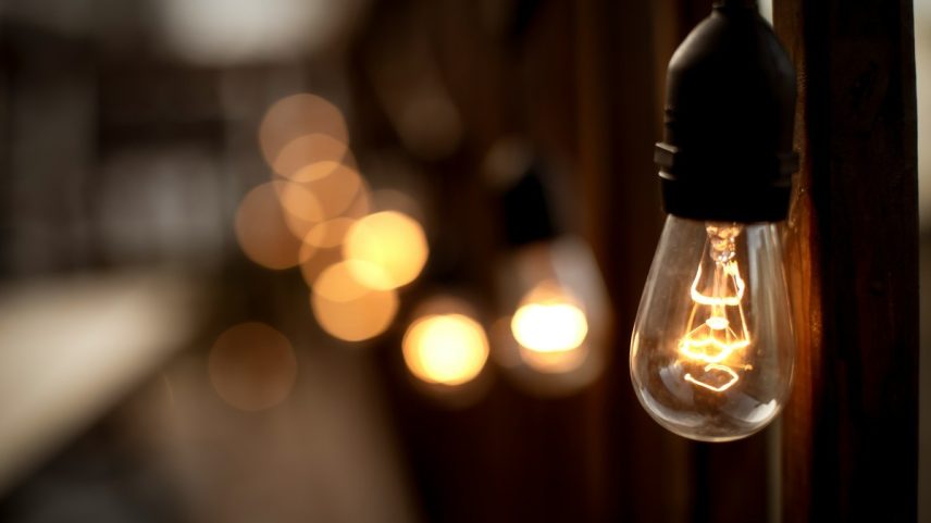 Se todos no mundo acendessem as luzes ao mesmo tempo, o que aconteceria? (Foto: Unsplash)