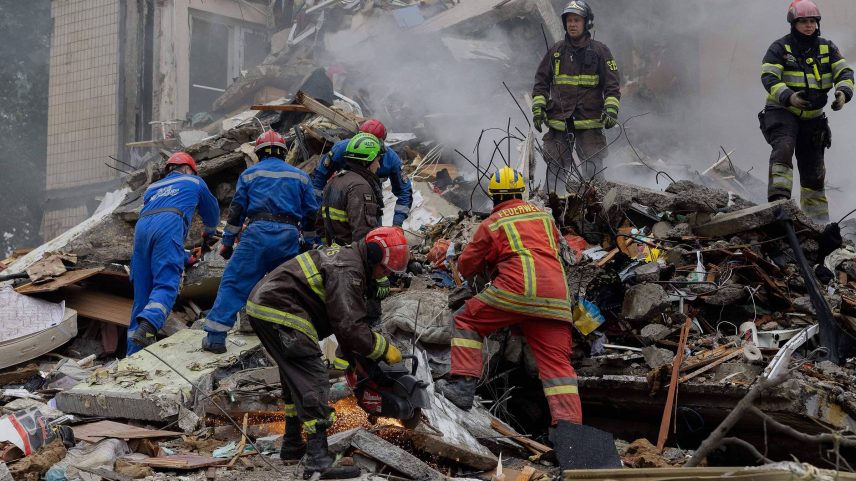 Socorristas procuram vítimas de ataque russo a prédio em Kiev, na quinta (31) (Foto: Tetiana Djafarova - 31.jul.2025/AFP)
