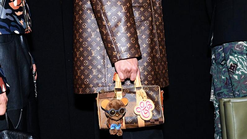 Com a queda nas vendas de bolsas de grife, maisons estão oferecendo acessórios com preços mais acessíveis, mantendo assim a proximidade com seus clientes (Foto: Reprodução)