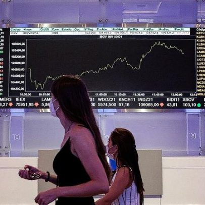 Ibovespa cai e dólar sobe a R$ 5,45 com expectativa de plano contra tarifas dos EUA