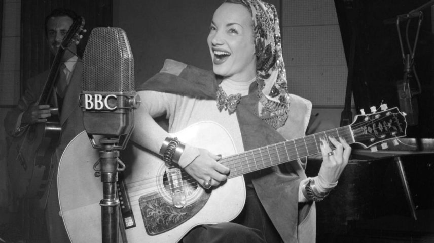 Carmen esteve em Londres para uma temporada de quatro semanas no Palladium; e no dia 24 de abril deste ano, ela se apresentou no programa de rádio 'In Town Tonight' da BBC (Foto: BBC)