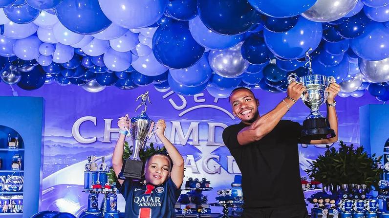 Filho de Marlon Freitas comemora aniversário com a camisa do PSG (Foto: Reprodução)