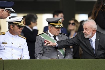 Brasília (DF), 19/04/2024 - O presidente Luiz Inácio Lula da Silva, o comandante do Exército, general Tomás Ribeiro Paiva, e o Comandante da Marinha, Almirante de Esquadra Marcos Sampaio Olsen, durante celebração do Dia do Exército, em solenidade no Quartel-general do Exército, em Brasília. (Foto: Marcelo Camargo/Agência Brasil)
