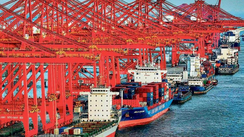 Contêineres em porto de Suzhou, na China. Tarifas americanas já provocaram um desvio na balança comercial (Foto: AFP)
