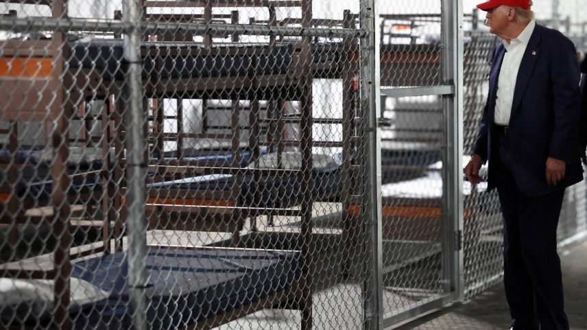 O presidente dos EUA, Donald Trump, visita um centro de detenção de migrantes informalmente conhecido como 'Alcatraz dos jacarés', na Flórida (Foto: Evelyn Hockstein - 1º.jul.2025/Reuters)