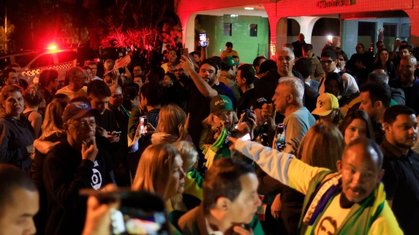 Manifestação em frente ao condomínio onde Jair Bolsonaro cumpre prisão domiciliar (Foto: Wilton Junior/Estadão)