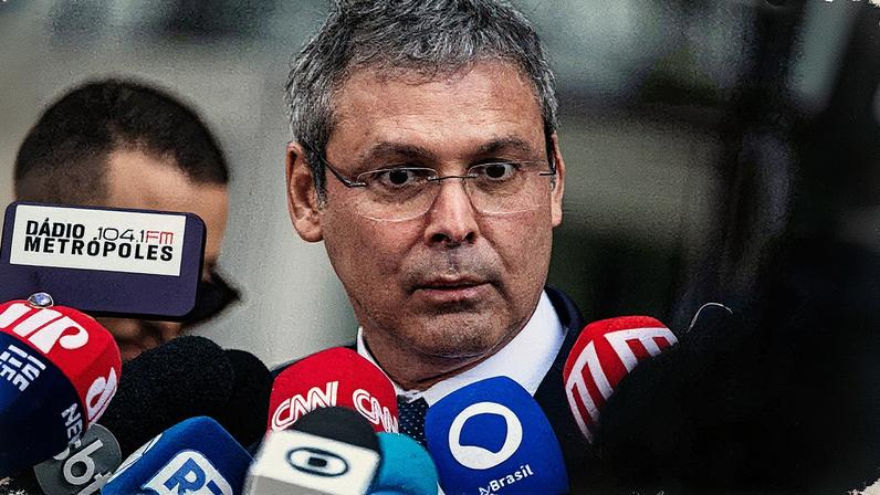 Deputado Lindbergh Farias em coletiva na Polícia Federal (Foto: Brenno Carvalho / Agência O Globo)