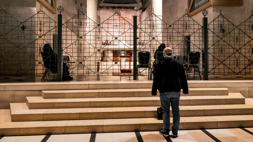 Um homem está perto do altar na Basílica da Anunciação, em Nazaré. (Foto: Reprodução)