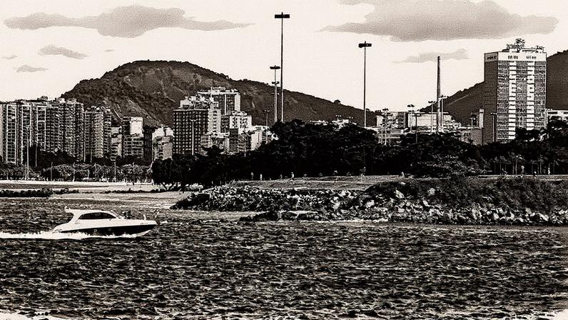 Corpo ainda não identificado foi encontrado nas águas da Baía de Guanabara, próximo ao Aeroporto Santos Dumont (Foto: Fabio Rossi / Agência O Globo / Arquivo)