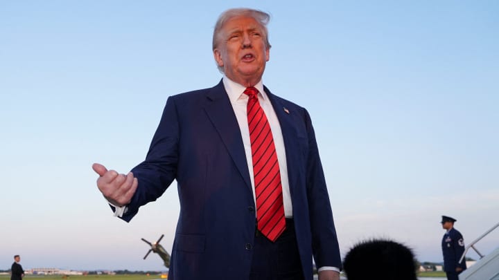 O presidente dos EUA, Donald Trump, conversa com membros da imprensa no Aeroporto Internacional do Vale de Lehigh em Allentown, Pensilvânia, EUA, em 3 de agosto de 2025. (Foto: Ken Cedeno | Reuters)