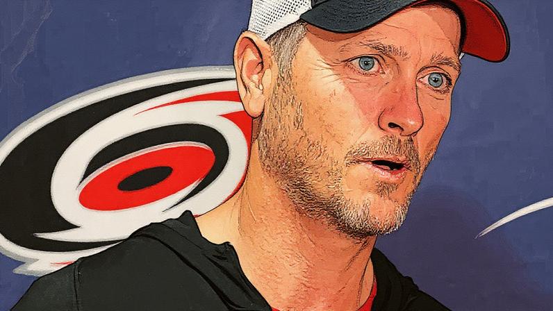 Tom Dundon, à esquerda, proprietário do Carolina Hurricanes, fala com a mídia antes de um jogo da NHL contra o New York Rangers em 19 de fevereiro de 2019 no PNC Arena em Raleigh, Carolina do Norte. (Foto: Karl Deblaker | National Hockey League | Getty Images)
