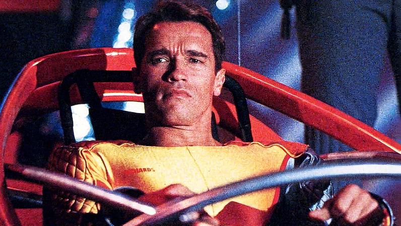 Arnold Schwarzenegger em 'Perseguido' (1987). (Foto: Alamy Stock Photo)