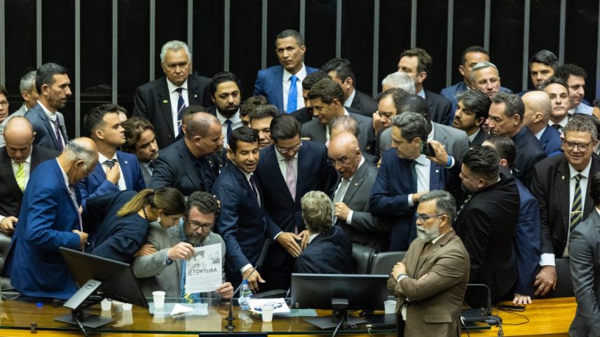 Hugo Motta tenta chegar à cadeira da presidência da Câmara, mas deputados da direita a ocupam (Foto: Brenno Carvalho / Agência O Globo)