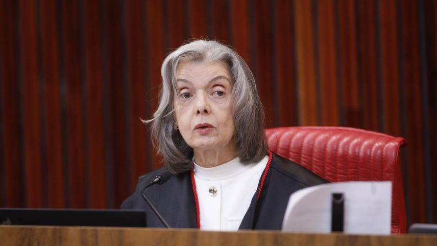 Presidente do TSE, ministra Cármen Lúcia, inicia sessão com breve menção ao ministro Alexandre de Moraes. (Foto: Alejandro Zambrana/Secom/TSE)