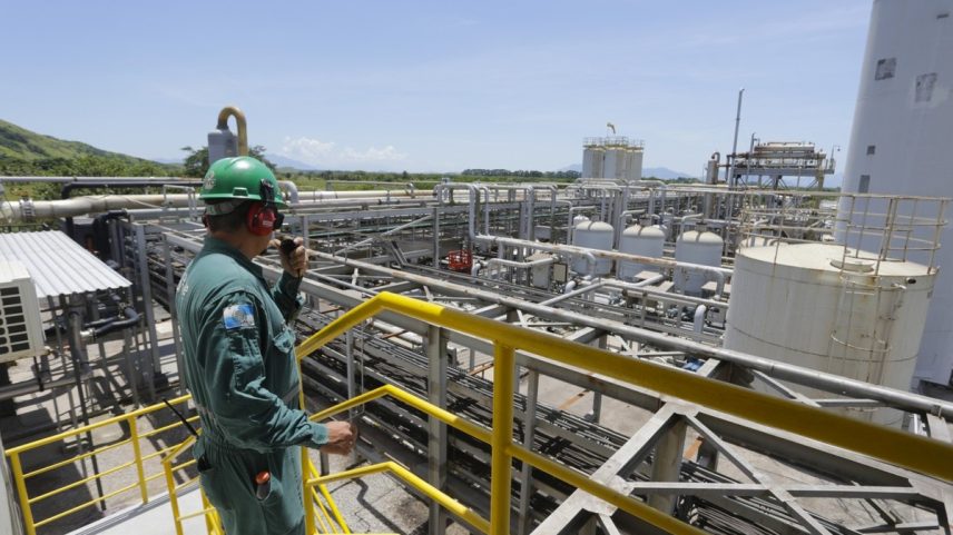 Operário na unidade de produção de biometano da Gás Verde, a maior do país, que usa como insumo o biogás gerado pela decomposição do lixo tratado no aterro sanitário de Seropédica (Foto: Domingos Peixoto)