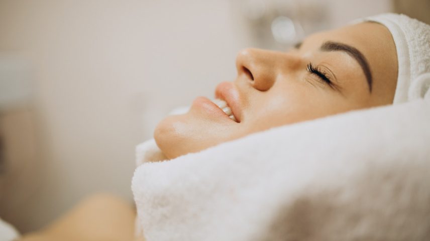 No consultório dermatológico, o efeito lifting sem cortes é construído de forma estratégica — Foto: Freepik
