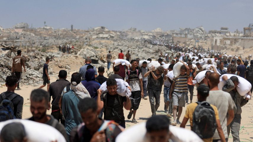 Palestinos carregam suprimentos de ajuda que entraram em Gaza através de Israel, em Beit Lahia (Foto: Dawoud Abu Alkas/Reuters)