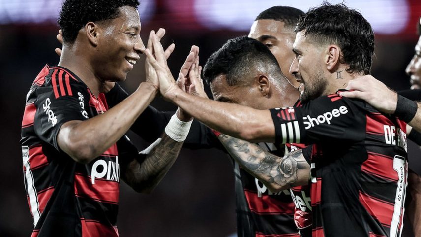 Plata e Arrascaeta celebram o segundo gol do Flamengo na vitória sobre o Mirassol (Foto: Gilvan de Souza/Flamengo)