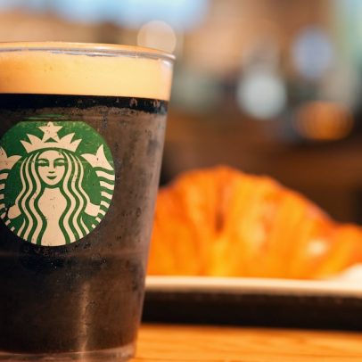 Starbucks lança bebidas com água de coco para atrair consumidores fitness nos EUA