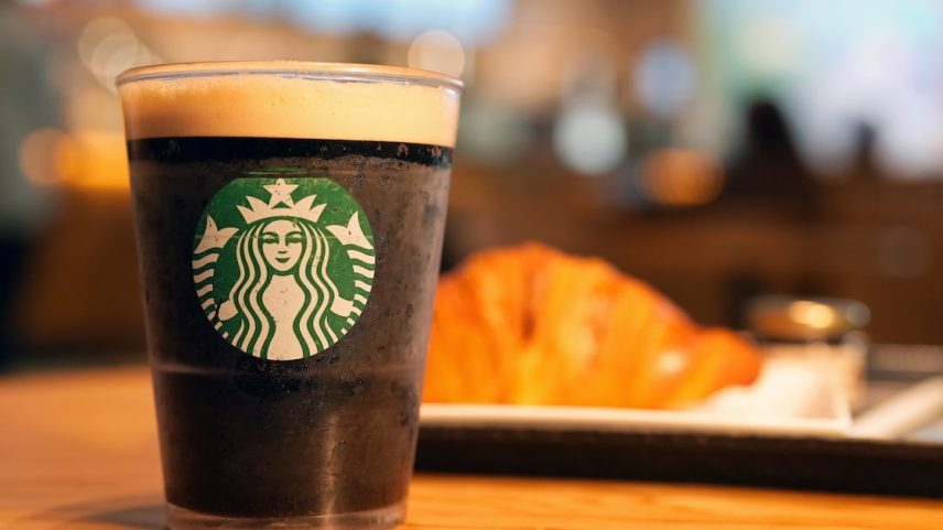 A empresa agora tem testado bebidas como matcha e cold brew feitos com água de coco. (Foto: Abeer Khan/Bloomberg)
