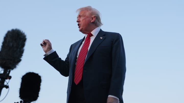 O presidente dos EUA, Donald Trump, fala com repórteres perto do Air Force One no Aeroporto Internacional Lehigh Valley em 3 de agosto de 2025, em Allentown, Pennsylvania. (Foto: Anna Moneymaker | Getty Images)