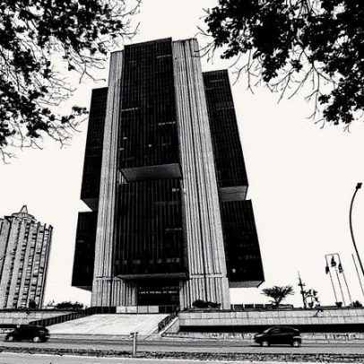 Inflação registra 13ª queda consecutiva e previsões para PIB e dólar são reduzidas