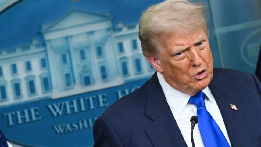 Presidente Trump usou relatório climático com dados distorcidos pelo próprio governo (Foto: ANDREW CABALLERO-REYNOLDS / AFP)