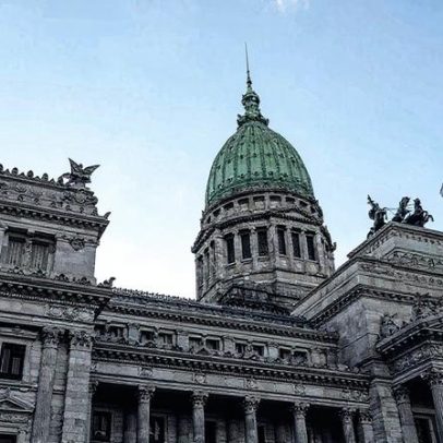 Peso argentino despenca após 13 dias de estabilidade e ações enfrentam queda
