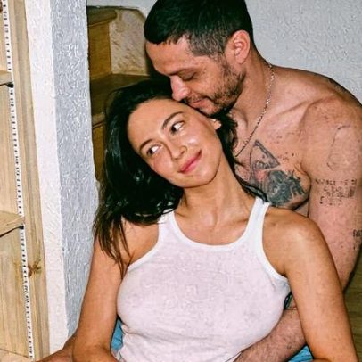 Pete Davidson expressa culpa pela gravidez da namorada Elsie Hewitt