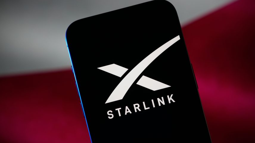 A tecnologia Starlink tem sido utilizada em dezenas de milhares de voos, mantendo os passageiros conectados durante toda a viagem (Foto: Getty Images)