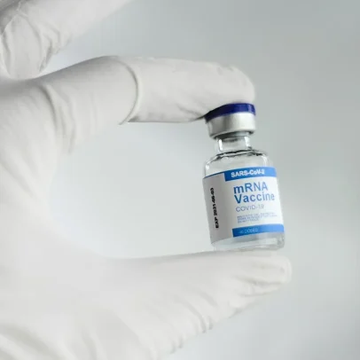 Brasil investe em vacinas de RNA enquanto EUA se ausenta do projeto