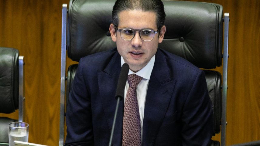 Hugo Motta em sessão na Câmara para votar projeto que cancela decreto do governo que elevou o IOF (Foto: Brenno Carvalho / Agência O Globo)
