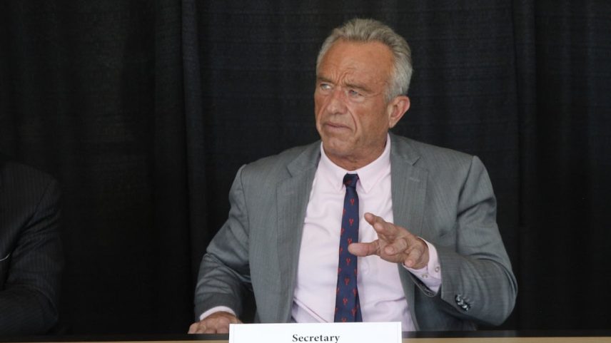 O secretário de Saúde dos EUA, Robert F. Kennedy Jr., assiste a uma roda de imprensa, na terça-feira, 5 de agosto de 2025, em Anchorage, Alasca. (Foto: Mark Thiessen/AP)