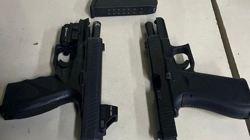 Duas pistolas foram apreendidas pela PM na Ilha do Governador (Foto: divulgação)