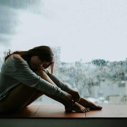 Aumento de sofrimento mental afeta mais meninas e jovens LGBTQIA+, revela estudo