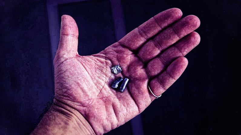 Um membro do 'Ocean Viking' mostra balas que, segundo a organização, foram disparadas contra seu buque pela Guarda Costeira libia no domingo. (Foto: Max Cavallari/AP)